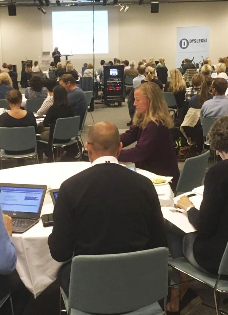 Lærere sitter rundt bord på samlingen