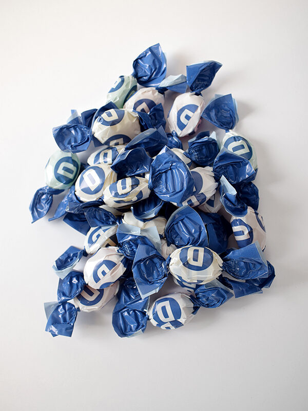 En haug av drops med blått og hvitt papir