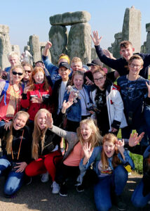 Ungdommer foran Stonehenge i England