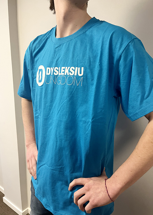 Blå t-skjorte med Dysleksi Ungdom-logo