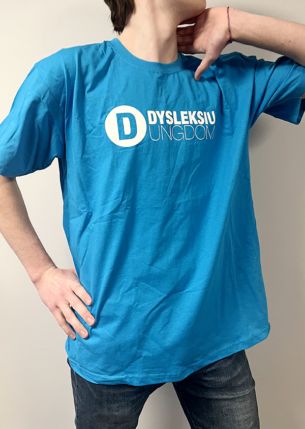 Blå t-skjorte med Dysleksi Ungdom-logo