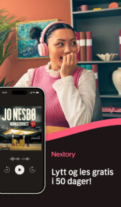 Ung jente med rosa vest og rosa hodetelefoner smiler og biter på neglene sine