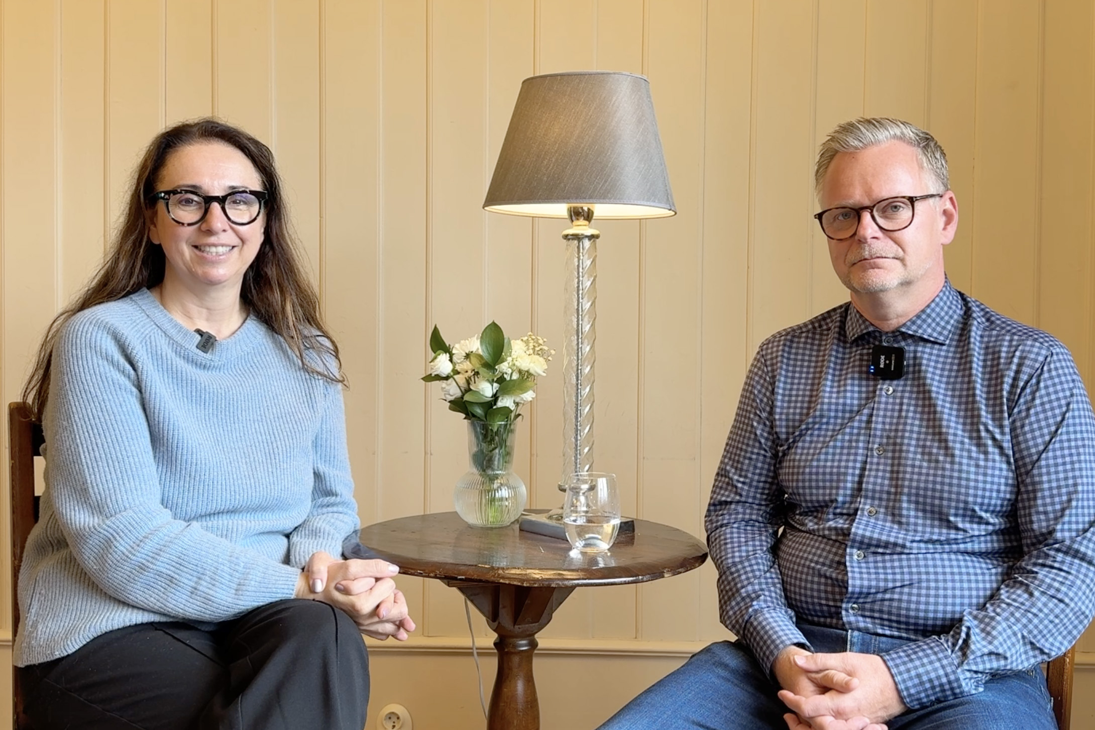 Tiffany Hogan og Kristian Køhn sitter ved siden av hverandre