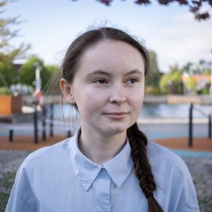Ung kvinne i blå skjorte