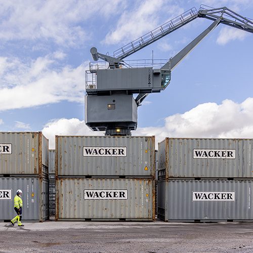 Containere og en kran