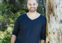 Marco Elsafadi lener seg mot et tre