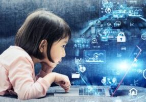 Jente bruler datateknologi